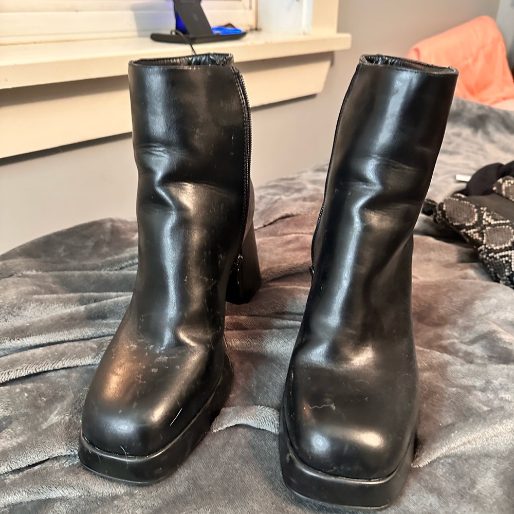 Squared toe heel